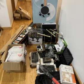 Muzikos prekiu ir kitu daiktu deze (42vnt):