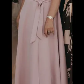 Rausva proginė suknelė