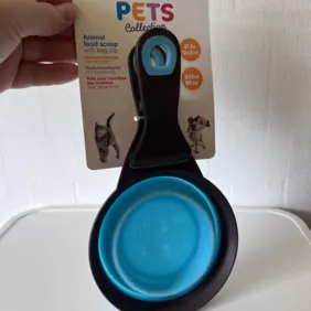 Gyvūno maisto dozatorius - mėlyna arba raudona 