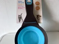 Gyvūno maisto dozatorius - mėlyna arba raudona 