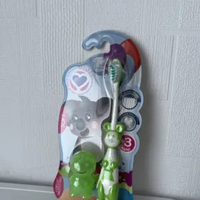 Vaikiškas dantų šepetėlis su apsaugine dėžute