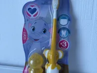 Vaikiškas dantų šepetėlis su apsaugine dėžute