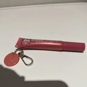 W7 lūpų blizgis - segasi prie raktų, kuprinės