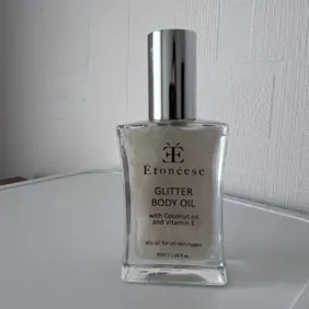 Kūno purškiklis su blizgučiais -labai gražiai žėri