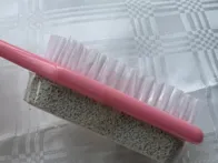 Kojų šepetėlis - akmenukas 2in1