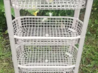 4 pakopų lentyna su ratukais - yra ir juoda spalva