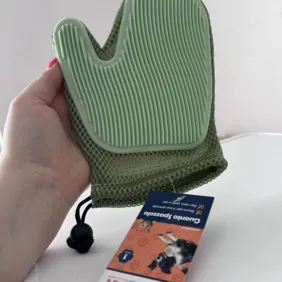 Gyvūnų šukavimo - maudymo pirštinė