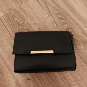 Juodas rankinukas su grandinėle