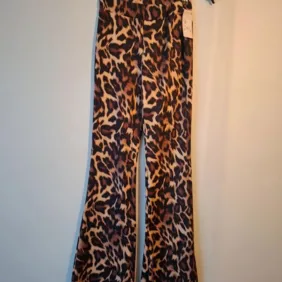 Leopardas tamprus su platėjančiu galu