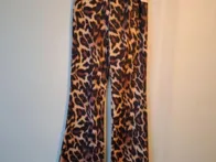 Leopardas tamprus su platėjančiu galu