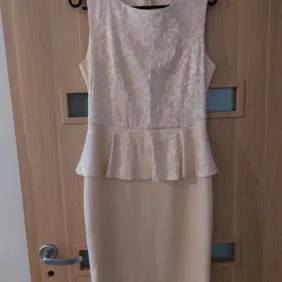 Kreminės spalvos suknelė