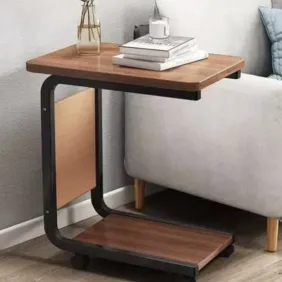 Staliukas su ratukais prie lovos