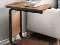 Staliukas su ratukais prie lovos