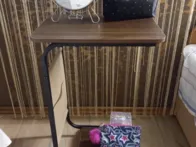 Staliukas su ratukais prie lovos