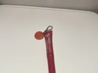 W7 lūpų blizgis - segasi prie raktų, kuprinės