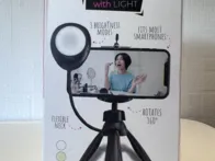 Telefono stovas su šviesa