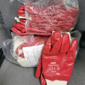 Raudonos gumuotos pirštinės 12por