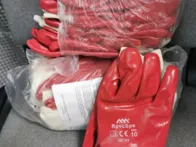 Raudonos gumuotos pirštinės 12por