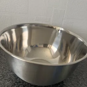 Maišymo dubuo neslystančiu dugnu