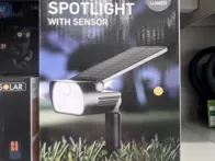 Saulės energijos prožektorius su judesio davikliu
