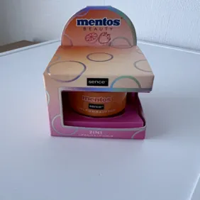 lūpų kaukė ir lūpų šveitiklis 2in1