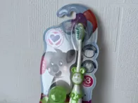 Vaikiškas dantų šepetėlis su apsaugine dėžute