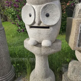 Rankų darbo granito pašto dėžutė.