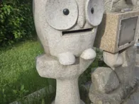 Rankų darbo granito pašto dėžutė.