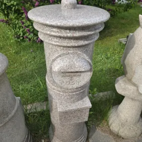 Rankų darbo granito pašto dėžutė.