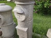 Rankų darbo granito pašto dėžutė.