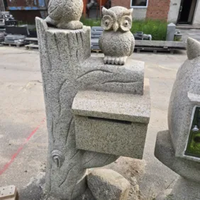 Rankų darbo granito pašto dėžutė.