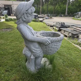 Rankų darbo granito gėlių vaza.