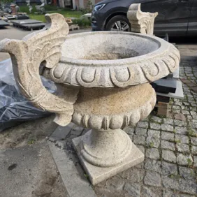 Rankų darbo granito gėlių vaza.