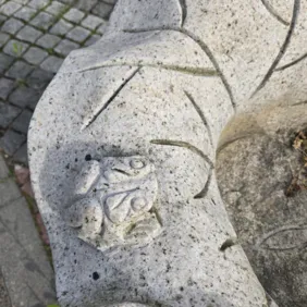 Rankų darbo granito gėlių vaza.