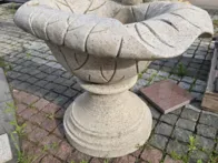 Rankų darbo granito gėlių vaza.