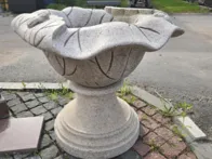 Rankų darbo granito gėlių vaza.
