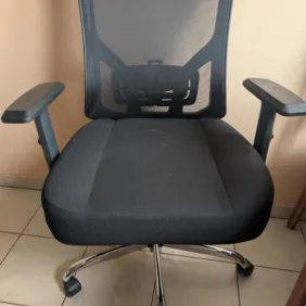 Biuro kėdė su defektu