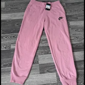 Naujos nike kelnės