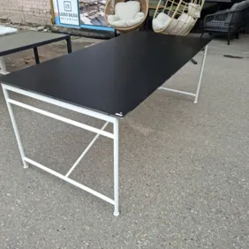 Grūdinto stiklo stalas 100 x 200 x 75 cm.