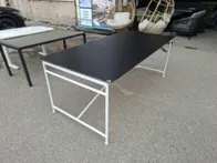 Grūdinto stiklo stalas 100 x 200 x 75 cm.