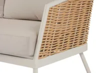 Lauko sofa su medžio imitacijos vytelėmis