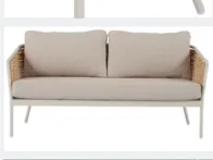 Lauko sofa su medžio imitacijos vytelėmis