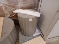 Betoninis gėlių vazonas