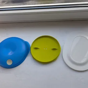 Įvairūs Tupperware indų dangteliai