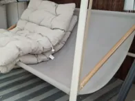 Baltos lauko sūpynės su stogeliu 105707