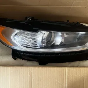 Ford Fusion MK5 (JAV ) dešinysis žibintas.