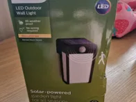 Lauko šviestuvas su saulės baterija ir judesio dav