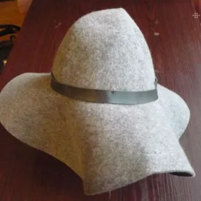 Moteriška elegantiška skrybelė