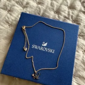 Swarovski grandinėlė su kregždutės kulonu.