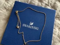 Swarovski grandinėlė su kregždutės kulonu.